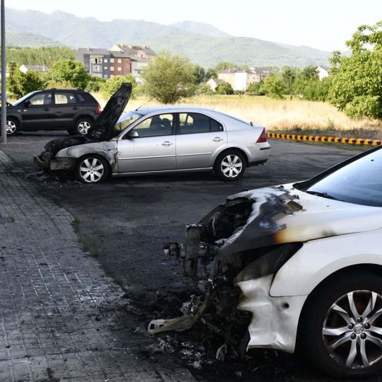Coches incendiados en la calle Teruel (1) Coches incendiados en la calle Teruel (1)
