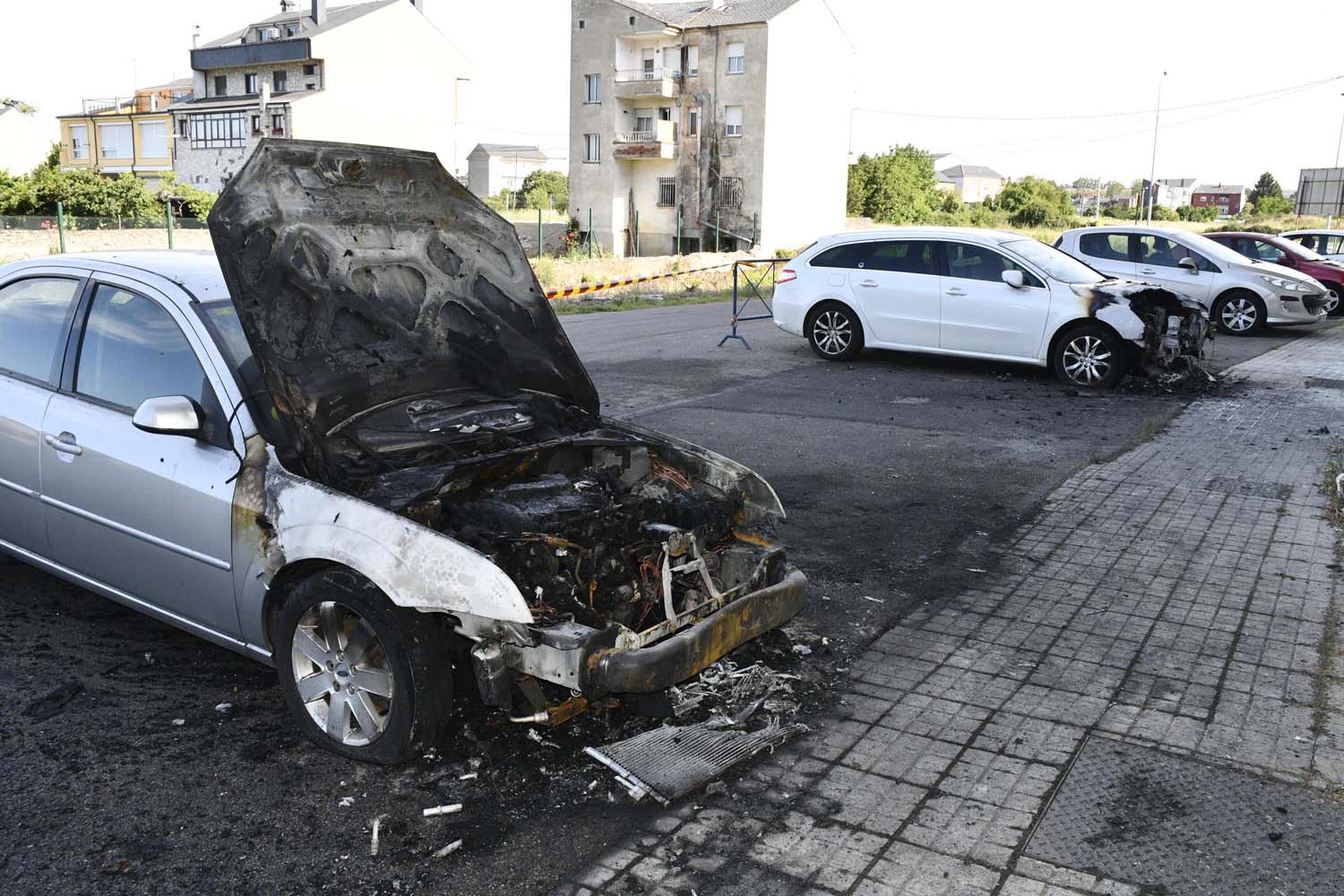 Coches incendiados en la calle Teruel(4)