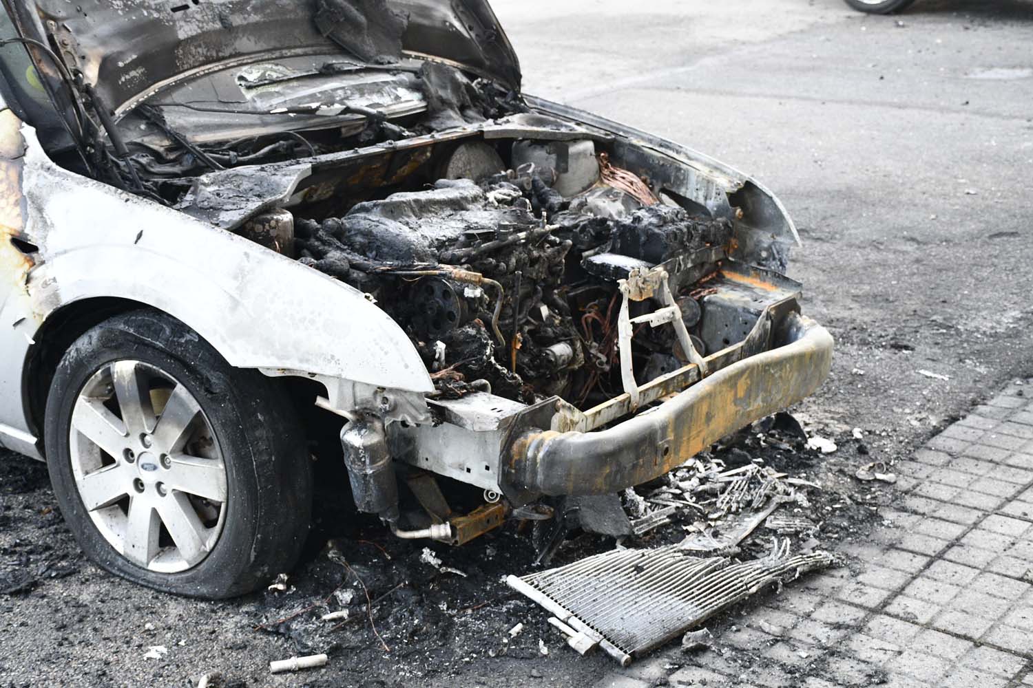 Coches incendiados en la calle Teruel(5)