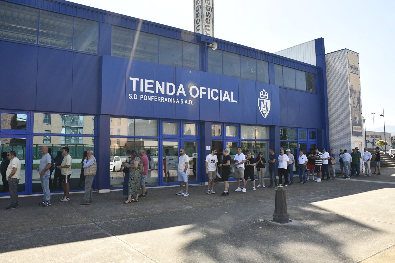 Colas para comprar entradas en el Toralín (1) Colas para comprar entradas en el Toralín (1)