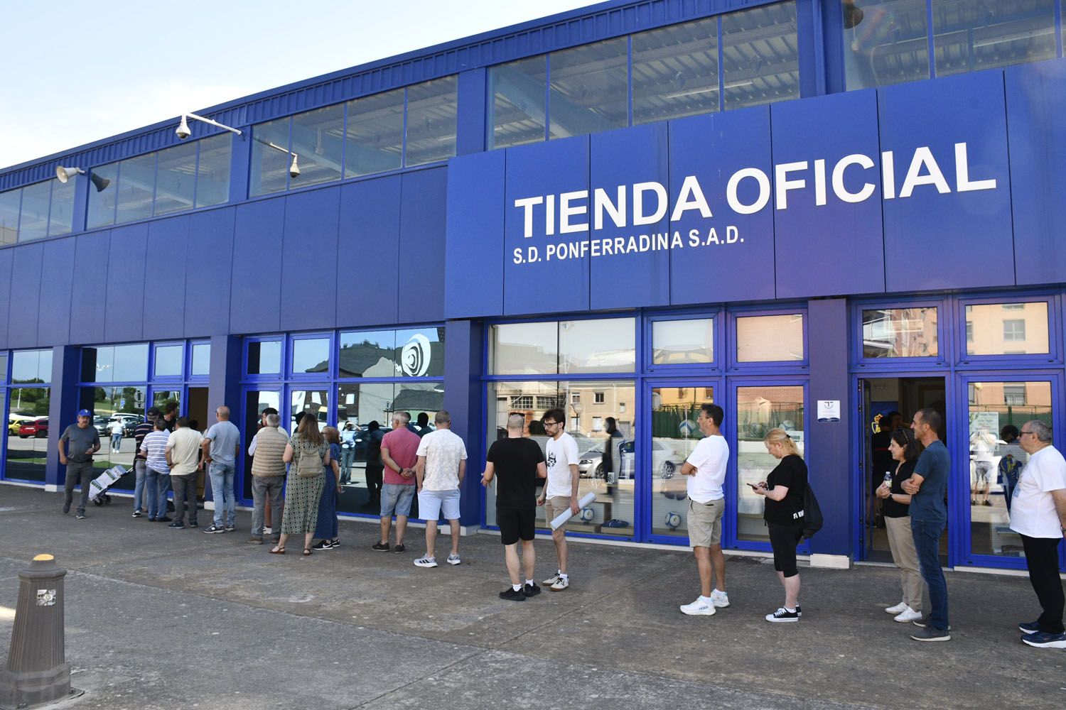 Colas para comprar entradas en el Toralín