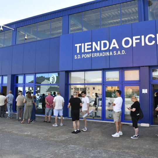Colas para comprar entradas en el Toralín Colas para comprar entradas en el Toralín
