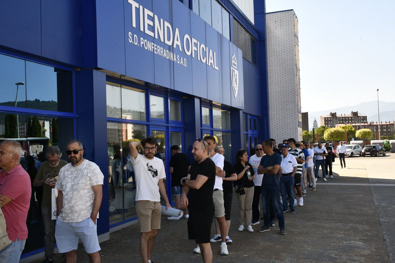 Colas para comprar entradas en el Toralín (4) Colas para comprar entradas en el Toralín (4)