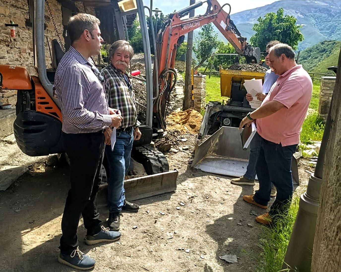 El Concejal de Medio Rural, Iván Alonso y el pedáneo de Montes de Valdueza, Manuel Gancedo Mateos comienzan las obras El Concejal de Medio Rural, Iván Alonso y el pedáneo de Montes de Valdueza, Manuel Gancedo Mateos comienzan las obras
