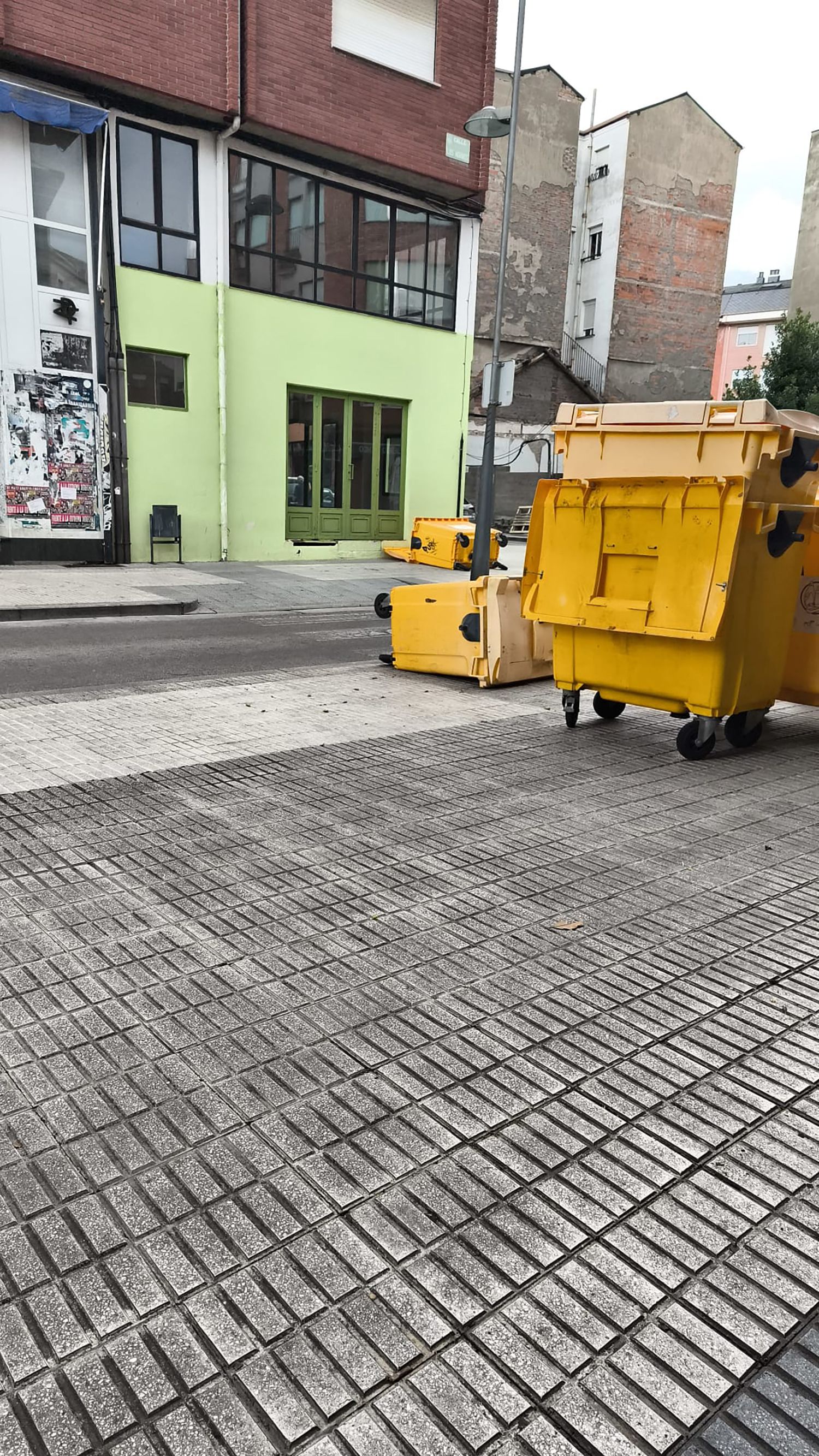 Contenedores del entorno del Mercado de Abastos derribados por el viento Contenedores del entorno del Mercado de Abastos derribados por el viento