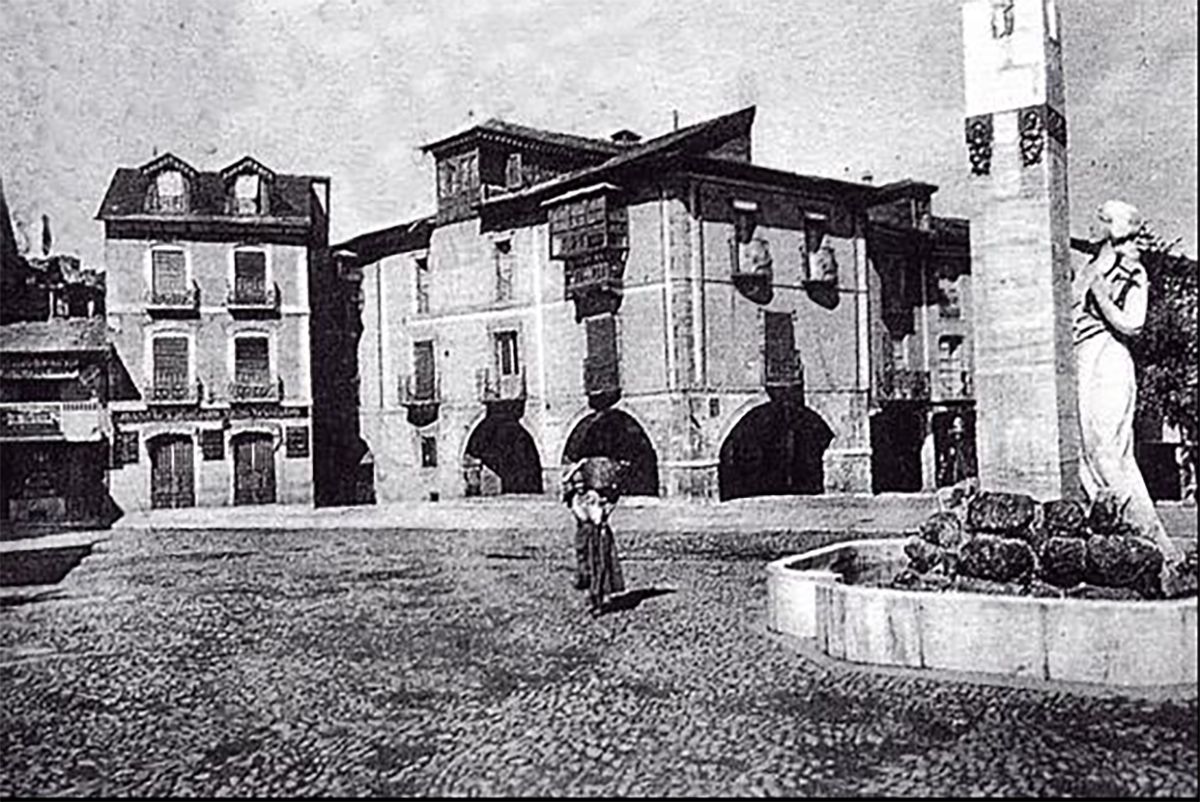 Imagen antigua de La Carrasca en la Plaza de La Encina | Foto: Compartida en el grupo de Facebook 'Fotos Antiguas de Ponferrada y El Bierzo', Autor: Maria Luisa Santamarina Imagen antigua de La Carrasca en la Plaza de La Encina | Foto: Compartida en el grupo de Facebook 'Fotos Antiguas de Ponferrada y El Bierzo', Autor: Maria Luisa Santamarina
