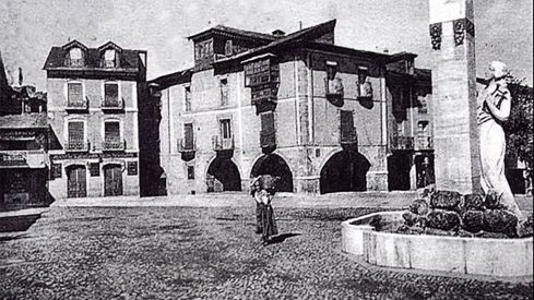 Imagen antigua de La Carrasca en la Plaza de La Encina | Foto: Compartida en el grupo de Facebook 'Fotos Antiguas de Ponferrada y El Bierzo', Autor: Maria Luisa Santamarina Imagen antigua de La Carrasca en la Plaza de La Encina | Foto: Compartida en el grupo de Facebook 'Fotos Antiguas de Ponferrada y El Bierzo', Autor: Maria Luisa Santamarina