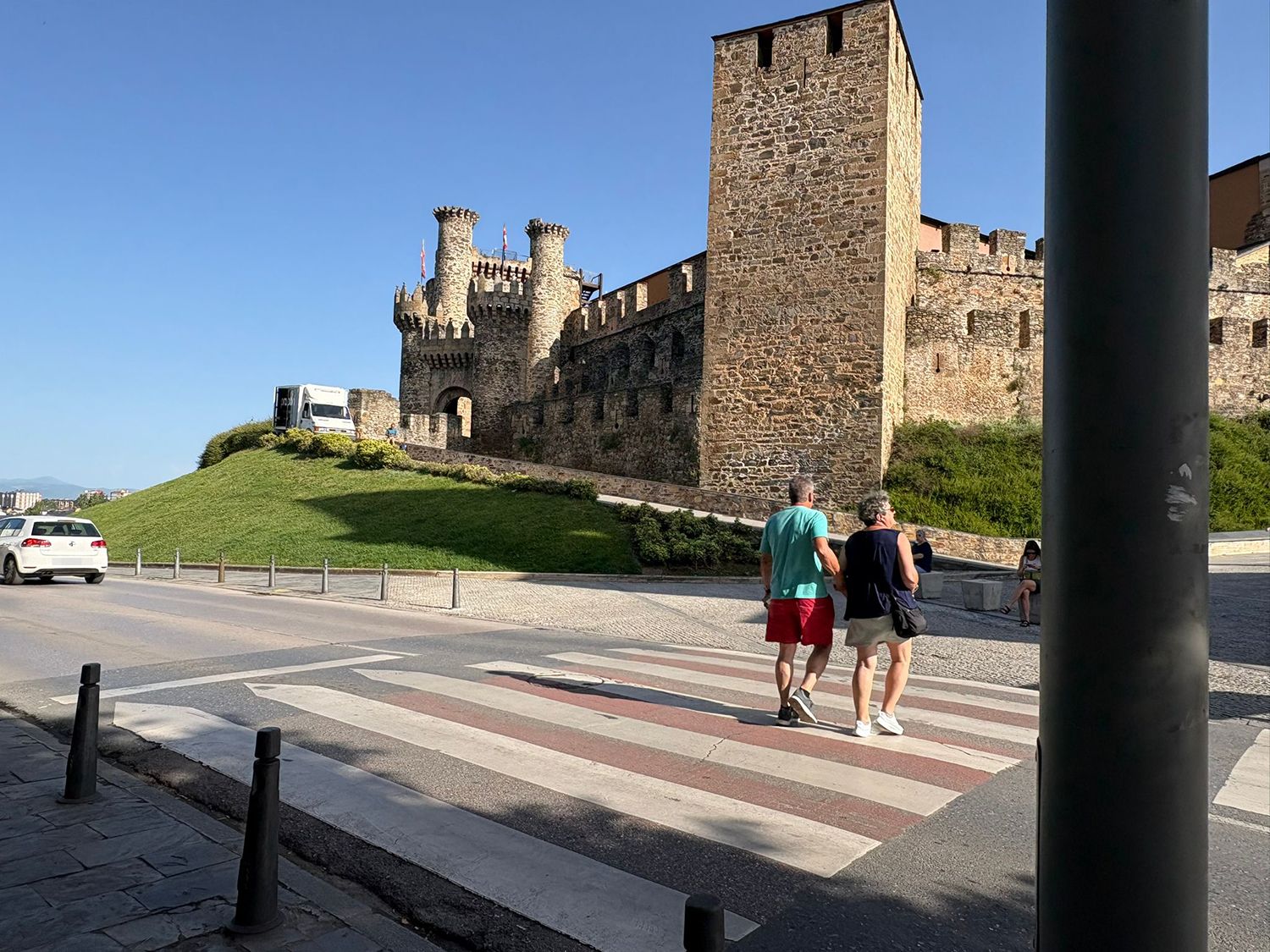 Paso de peatones en la Avenida del Castillo frente a la fortaleza Paso de peatones en la Avenida del Castillo frente a la fortaleza