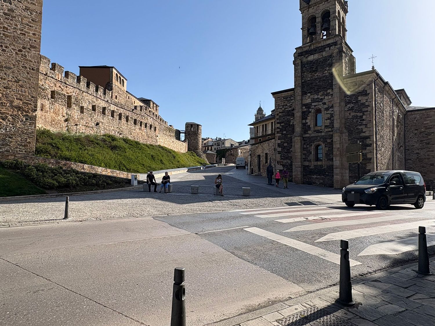 Paso de peatones en la Avenida del Castillo Paso de peatones en la Avenida del Castillo