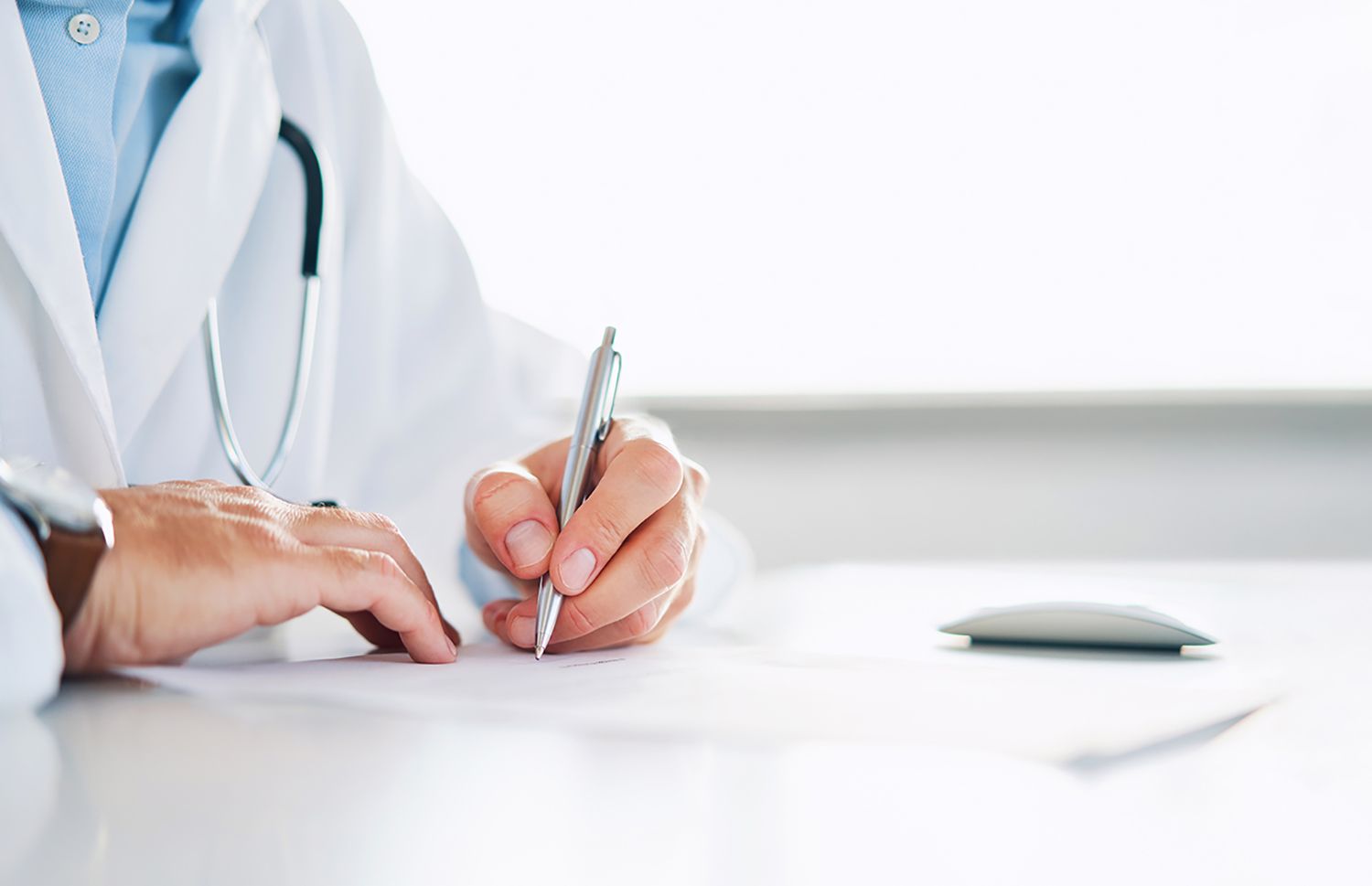Imagen de un médico escribiendo | Foto: iStock, Autor: BartekSzewczyk Imagen de un médico escribiendo | Foto: iStock, Autor: BartekSzewczyk
