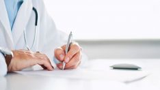 Imagen de un médico escribiendo | Foto: iStock, Autor: BartekSzewczyk Imagen de un médico escribiendo | Foto: iStock, Autor: BartekSzewczyk