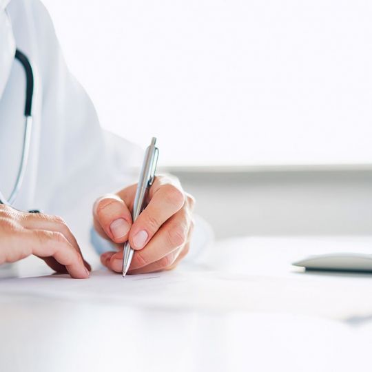 Imagen de un médico escribiendo | Foto: iStock, Autor: BartekSzewczyk