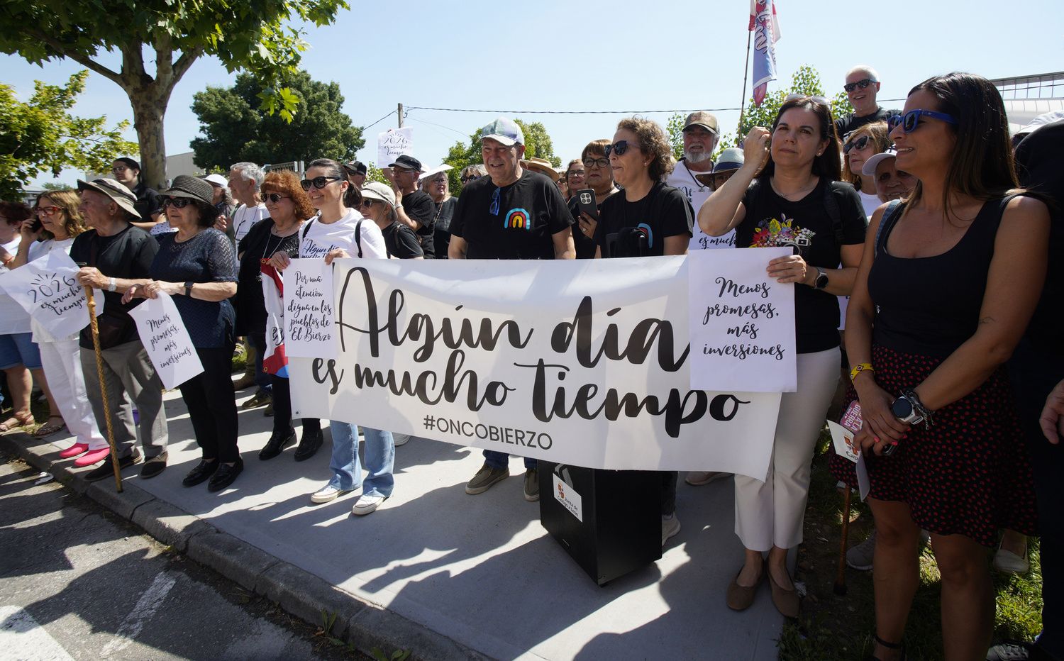 Concentración convocada por la plataforma OncoBierzo frente al hospital El Bierzo de Ponferrada | César Sánchez / ICAL Concentración convocada por la plataforma OncoBierzo frente al hospital El Bierzo de Ponferrada | César Sánchez / ICAL