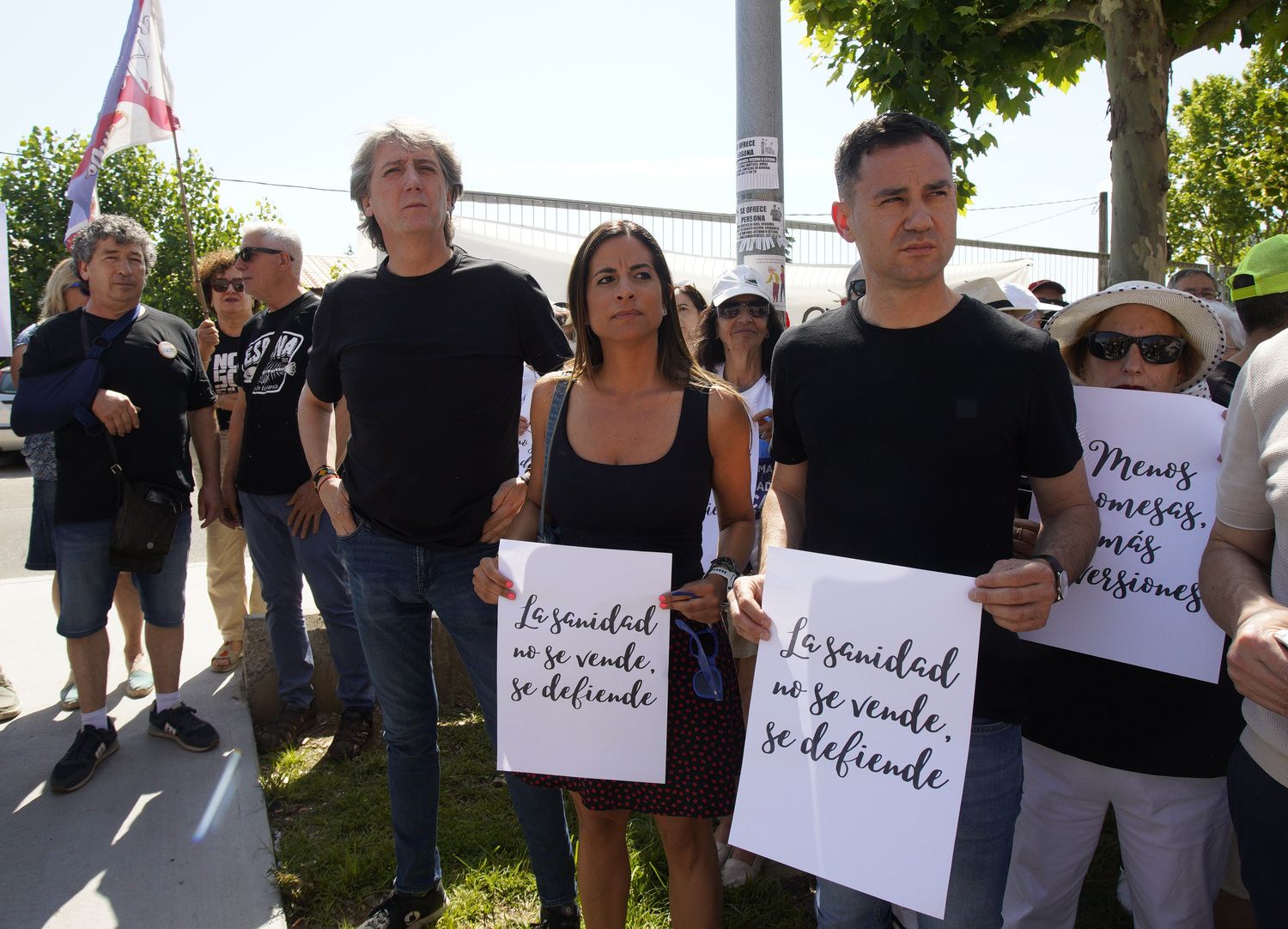Concentración convocada por la plataforma OncoBierzo frente al hospital El Bierzo de Ponferrada | César Sánchez / ICAL Concentración convocada por la plataforma OncoBierzo frente al hospital El Bierzo de Ponferrada | César Sánchez / ICAL