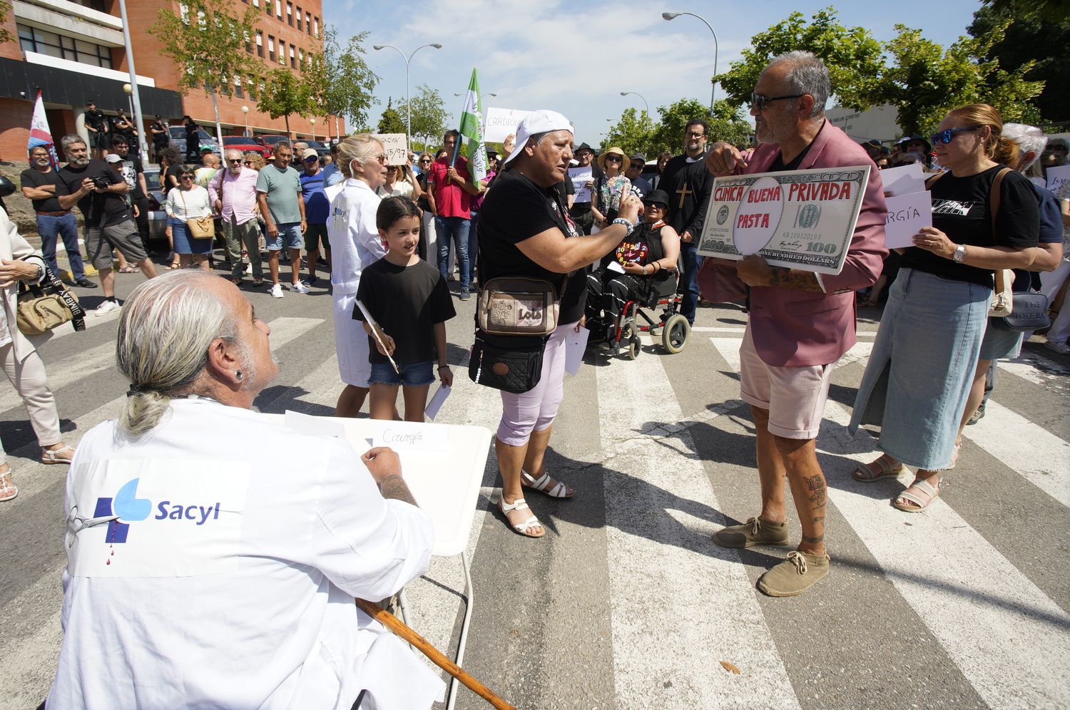 Concentración convocada por la plataforma OncoBierzo frente al hospital El Bierzo de Ponferrada | César Sánchez / ICAL Concentración convocada por la plataforma OncoBierzo frente al hospital El Bierzo de Ponferrada | César Sánchez / ICAL