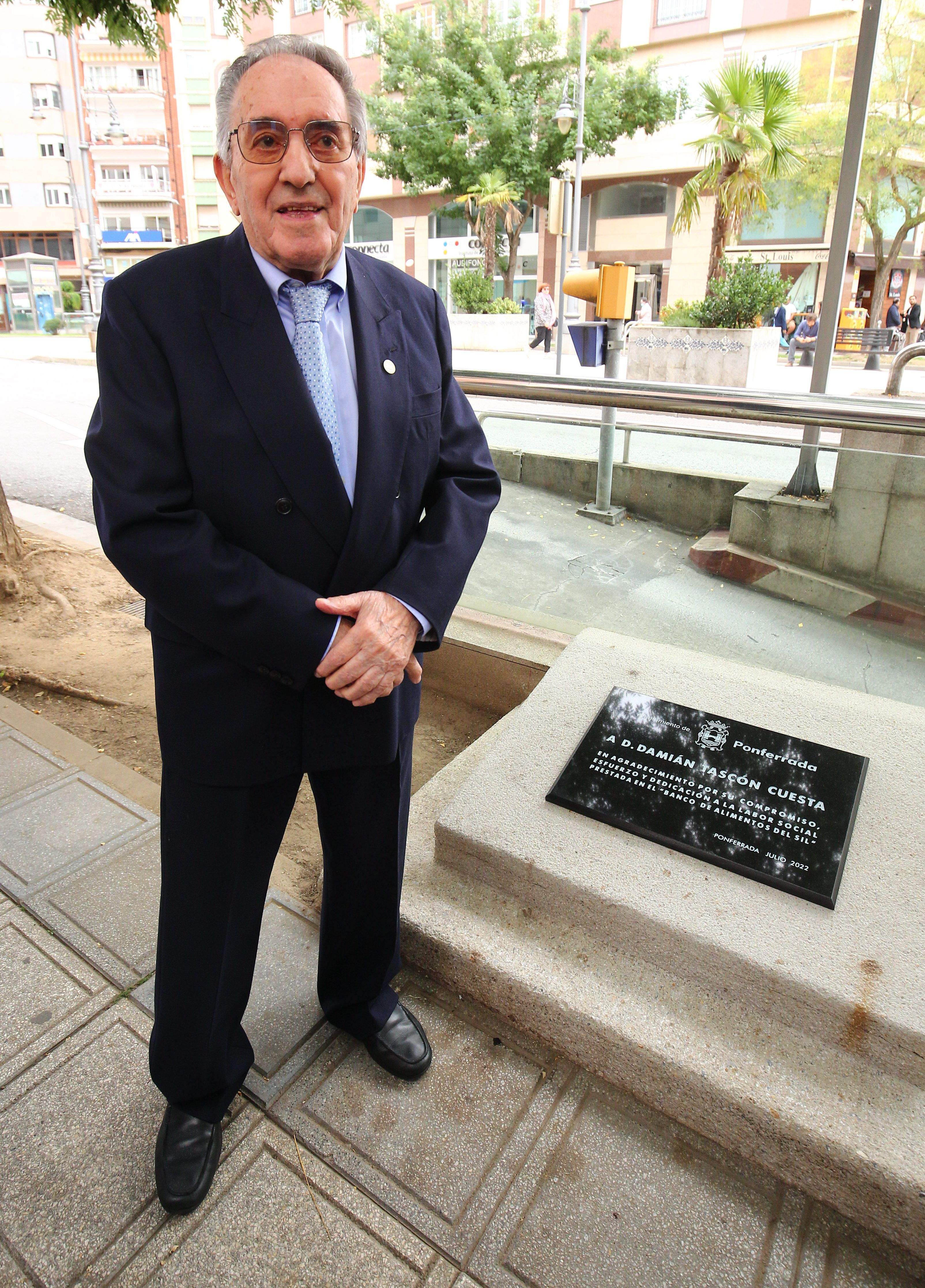 Durante la colocación de su placa honorífica en la Plaza de San Pedro