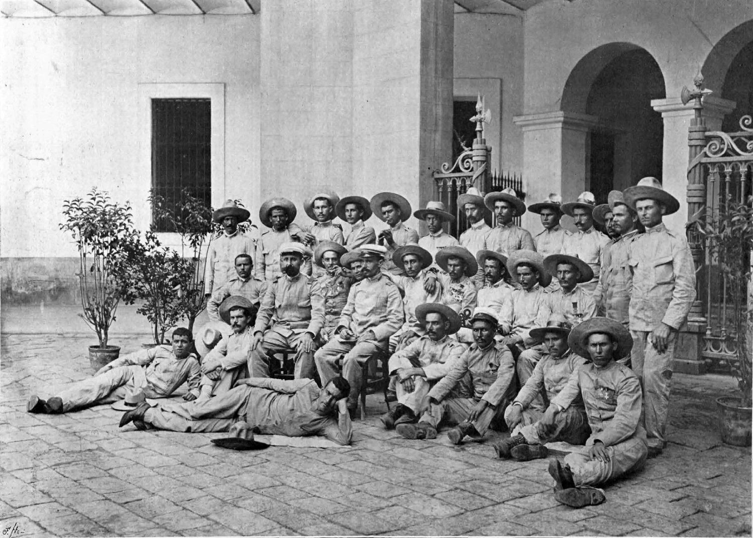 Los supervivientes del destacamento de Baler fotografiados el 2 de septiembre de 1899 en el patio del cuartel Jaime I de Barcelona (actualmente un campus de la Universidad Pompeu Fabra)