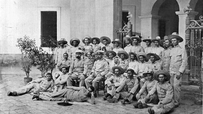 Los supervivientes del destacamento de Baler fotografiados el 2 de septiembre de 1899 en el patio del cuartel Jaime I de Barcelona (actualmente un campus de la Universidad Pompeu Fabra)