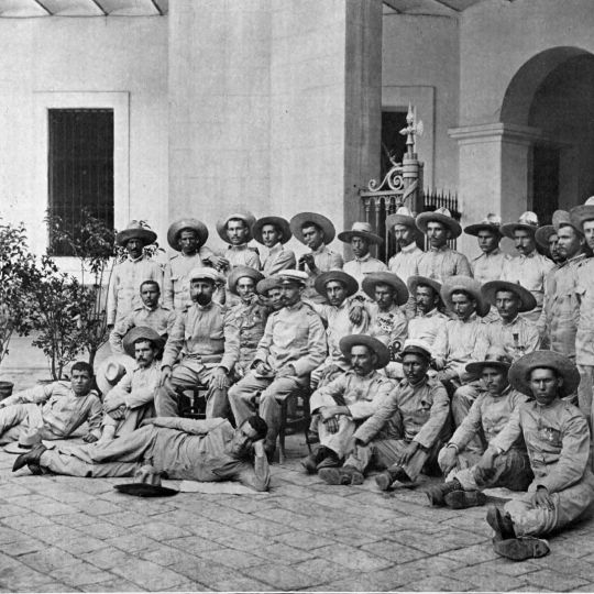 Los supervivientes del destacamento de Baler fotografiados el 2 de septiembre de 1899 en el patio del cuartel Jaime I de Barcelona (actualmente un campus de la Universidad Pompeu Fabra)