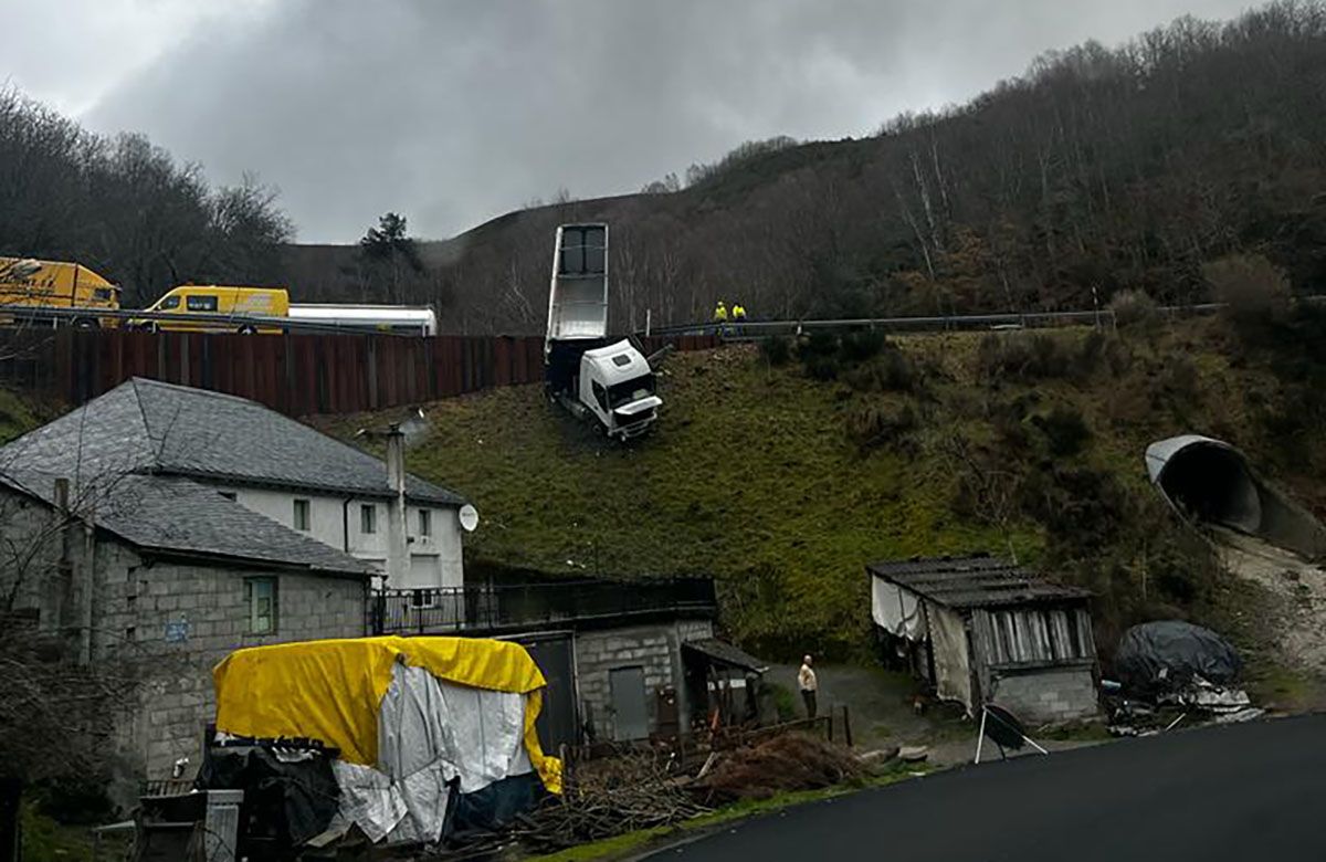 Un camión se precipita por una de las laderas del desvío de la A6 en Piedrafita de O Cebreiro Un camión se precipita por una de las laderas del desvío de la A6 en Piedrafita de O Cebreiro