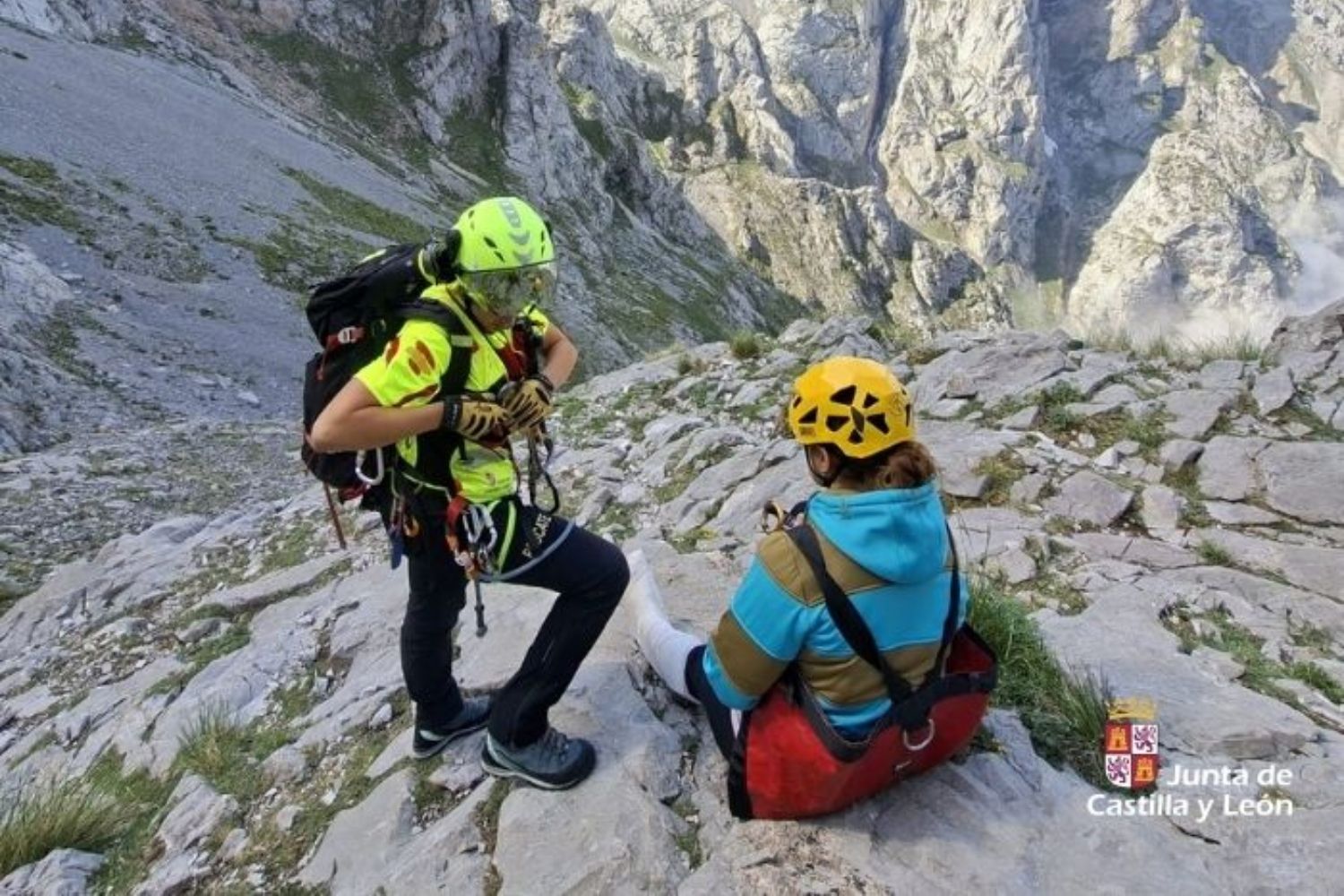 Rescatan en helicóptero a una montañera lesionada en los Picos de Europa