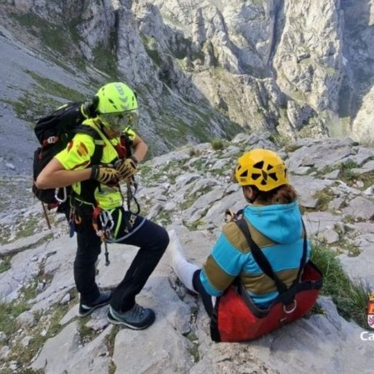 Rescatan en helicóptero a una montañera lesionada en los Picos de Europa Rescatan en helicóptero a una montañera lesionada en los Picos de Europa