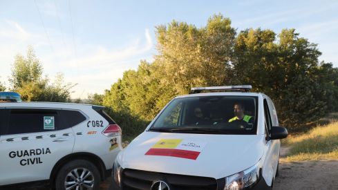 Brágimo / ICAL . Dos mujeres mueren ahogadas en la presa de Baños de Cerrato (Palencia) al intentar rescatar a un niño de cinco años, en la imagen uno de furgonnes del instituto anatómico forense