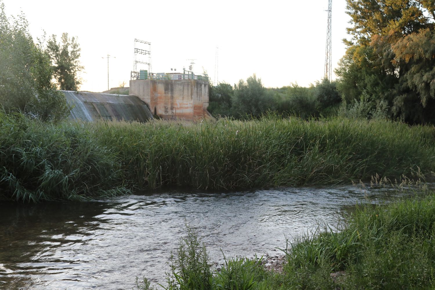 Brágimo / ICAL . Dos mujeres mueren ahogadas en la presa de Baños de Cerrato (Palencia) al intentar rescatar a un niño de cinco años, en la imagen uno de furgonnes del instituto anatómico forense Brágimo / ICAL . Dos mujeres mueren ahogadas en la presa de Baños de Cerrato (Palencia) al intentar rescatar a un niño de cinco años, en la imagen uno de furgonnes del instituto anatómico forense