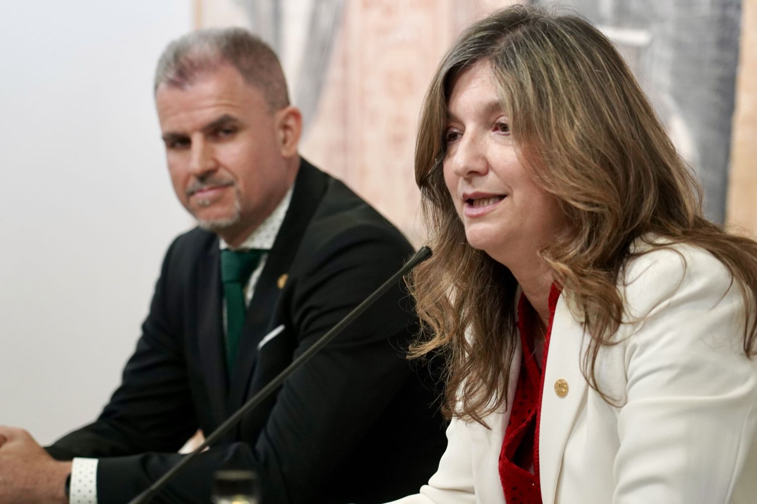 La rectora de la Universidad de León, Nuria González, y el vicerrector de Actividad Académica, Julio Abad