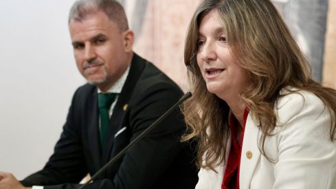 La rectora de la Universidad de León, Nuria González, y el vicerrector de Actividad Académica, Julio Abad La rectora de la Universidad de León, Nuria González, y el vicerrector de Actividad Académica, Julio Abad