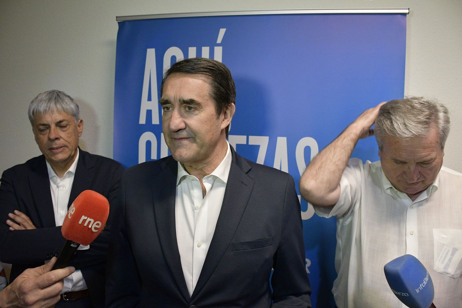 El delegado territorial de la Junta en la provincia de León, Eduardo Diego (I), el presidente provincial del PP, Juan Carlos Suárez Quiñones (C), y el coordinador regional del partido en El Bierzo, Raúl Valcarce (D)