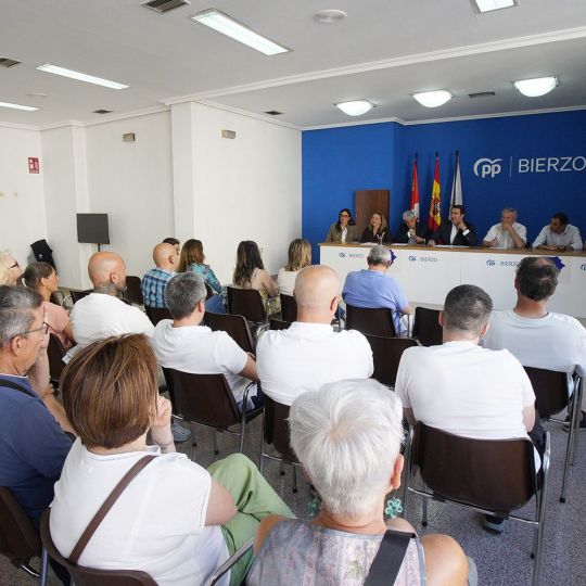César Sánchez / ICAL. El presidente provincial del Partido Popular, Juan Carlos Suárez-Quiñones (C), durante la reunión comarcal con alcaldes, portavoces y otros cargos del PP del Bierzo en la sede del partido en Ponferrada
