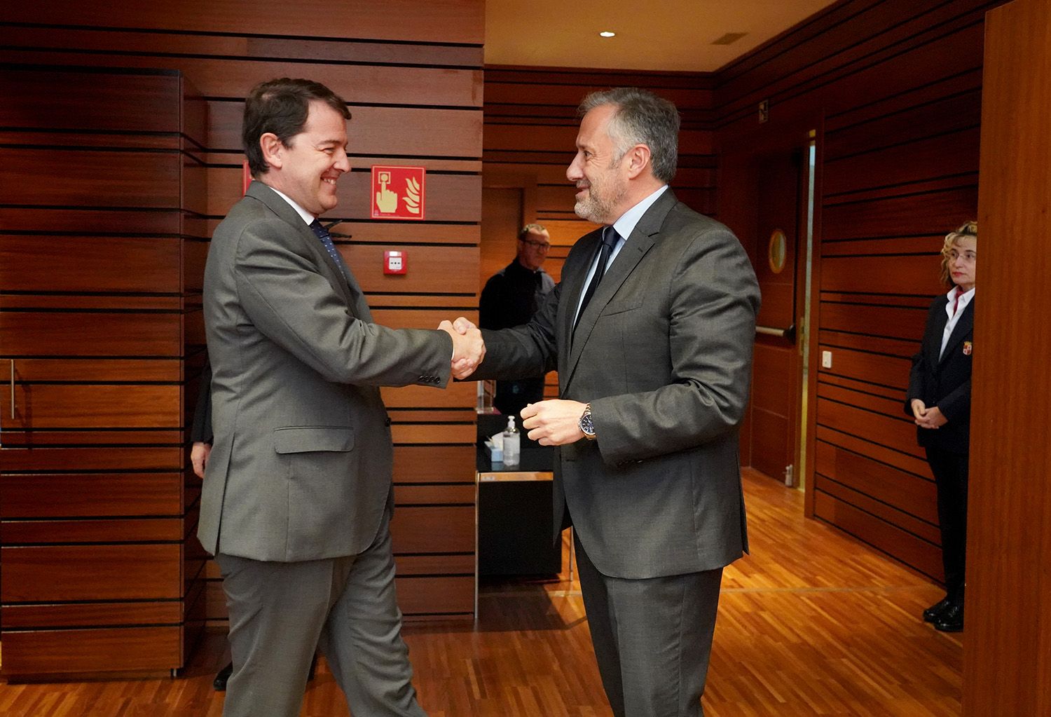 Leticia Pérez / ICAL . El presidente de la Junta, Alfonso Fernández Mañueco, saluda al presidente de las Cortes, Carlos Pollán, a su llegada a un hemiciclo para un Pleno de las Cortes de Castilla y León