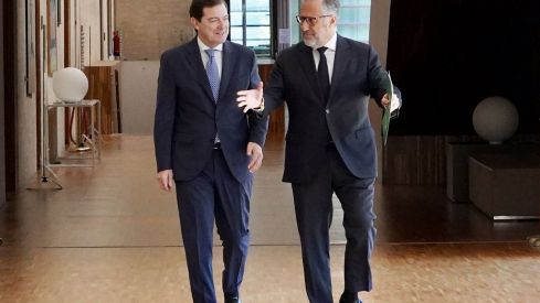 Miriam Chacón / ICAL . El presidente del Partido Popular de Castilla y León, Alfonso Fernández Mañueco, y el portavoz de Vox, Carlos Pollán, informan sobre el acuerdo de gobierno entre las dos formaciones políticas.