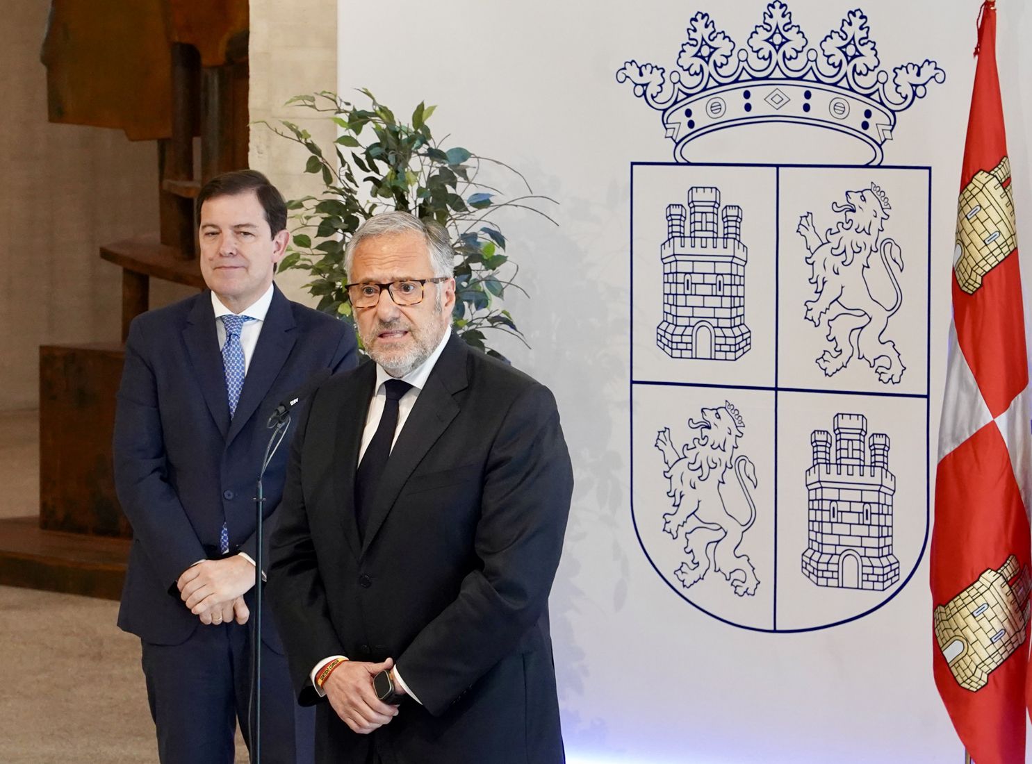 Miriam Chacón / ICAL. El presidente del Partido Popular de Castilla y León, Alfonso Fernández Mañueco, y el portavoz de Vox, Carlos Pollán, informan sobre el acuerdo de gobierno entre las dos formaciones políticas. (2)