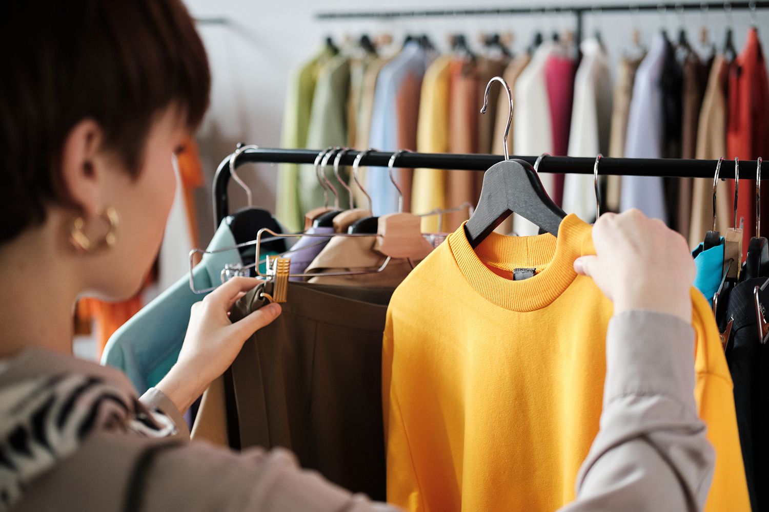 Imagen de una mujer comprando en una tienda de ropa | Foto: Istock, Autor: AnnaStills