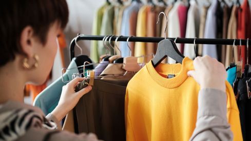 Imagen de una mujer comprando en una tienda de ropa | Foto: Istock, Autor: AnnaStills