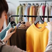 Imagen de una mujer comprando en una tienda de ropa | Foto: Istock, Autor: AnnaStills