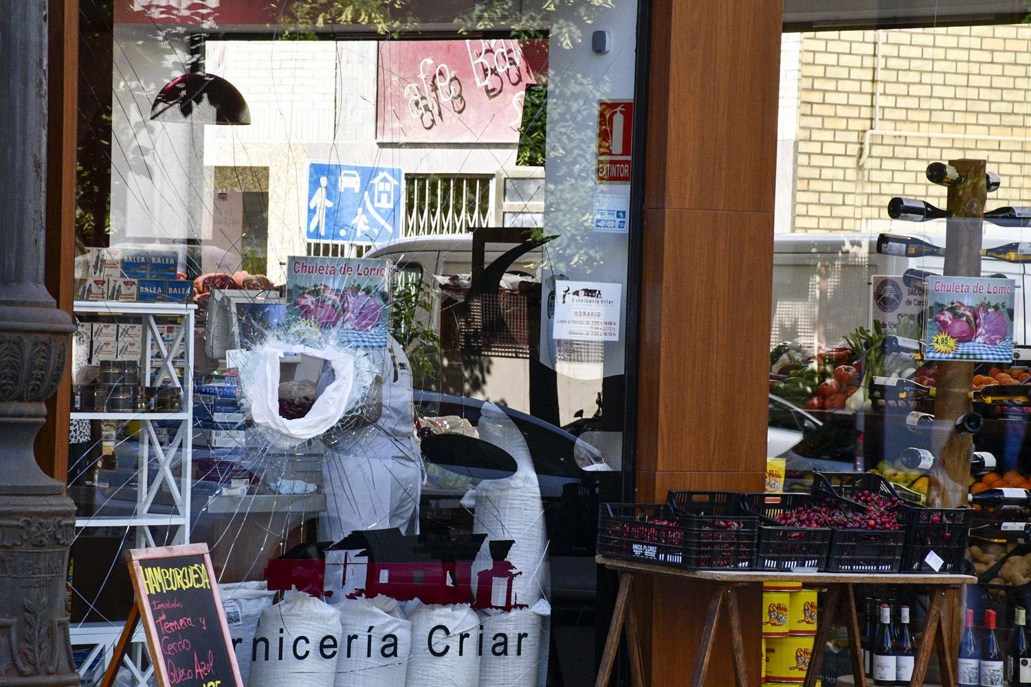 Cristal roto en una carnicería(3)