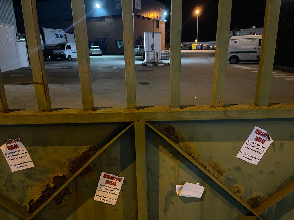 Oficinas y centro de trabajo de FCC en Ponferrada, con pegatinas a favor de la Huelga. A pocos metros se levanta el campamento de los trabajadores / INFOBIERZO