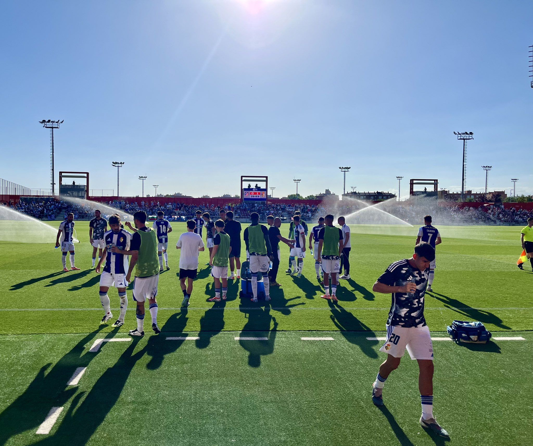 Pausa de hidratación entre el Atlético Madrileño y la Ponferradina Pausa de hidratación entre el Atlético Madrileño y la Ponferradina