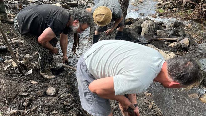 Labores vecinales para limpiar el lodo del río Carracedo de Compludo Labores vecinales para limpiar el lodo del río Carracedo de Compludo