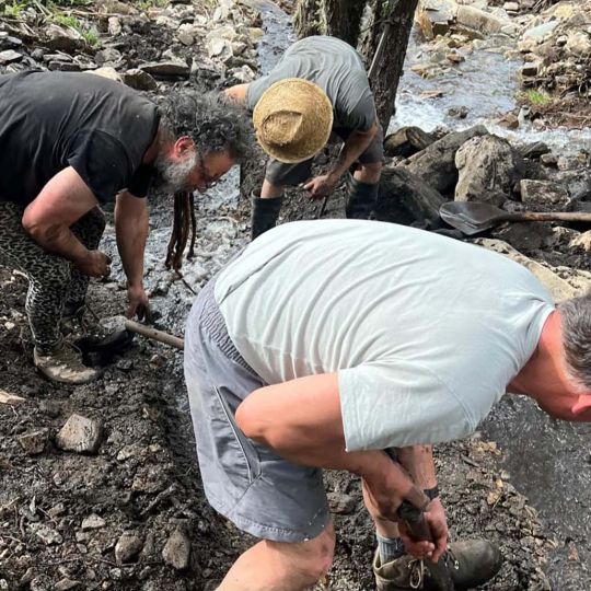 Labores vecinales para limpiar el lodo del río Carracedo de Compludo Labores vecinales para limpiar el lodo del río Carracedo de Compludo
