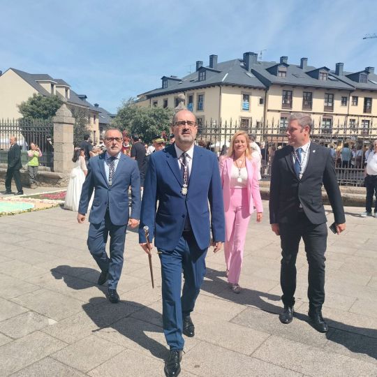 Las instituciones de Ponferrada antes de la misa del Corpus con Marco Morala, alcalde de Ponferrada, al frente Las instituciones de Ponferrada antes de la misa del Corpus con Marco Morala, alcalde de Ponferrada, al frente