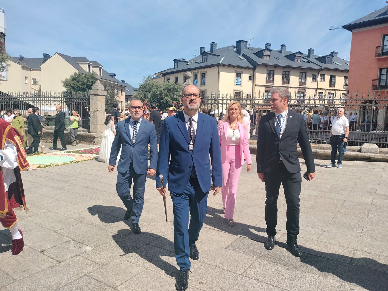 Las instituciones de Ponferrada antes de la misa del Corpus Las instituciones de Ponferrada antes de la misa del Corpus
