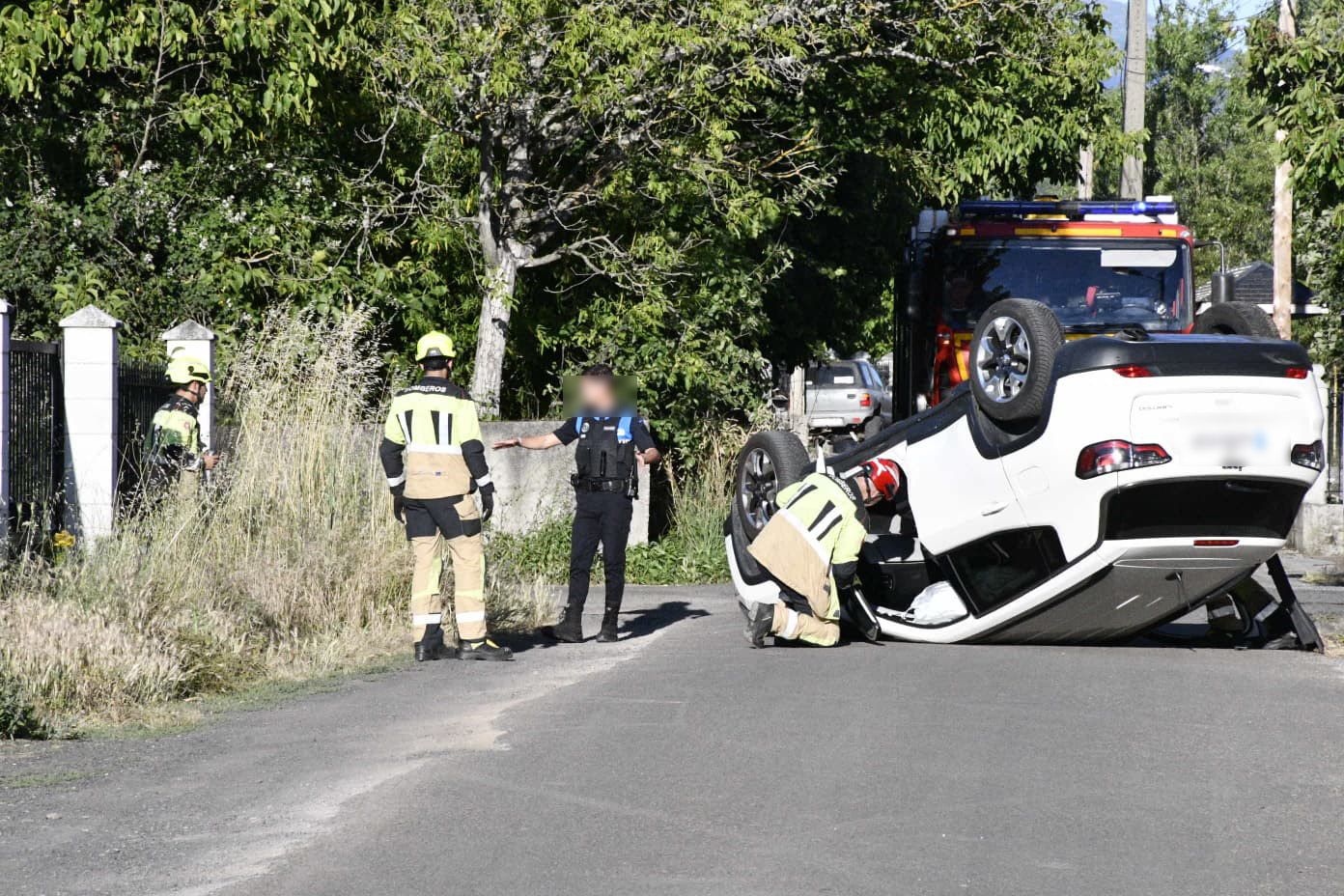 Coche volcado en Ponferrada este lunes Coche volcado en Ponferrada este lunes