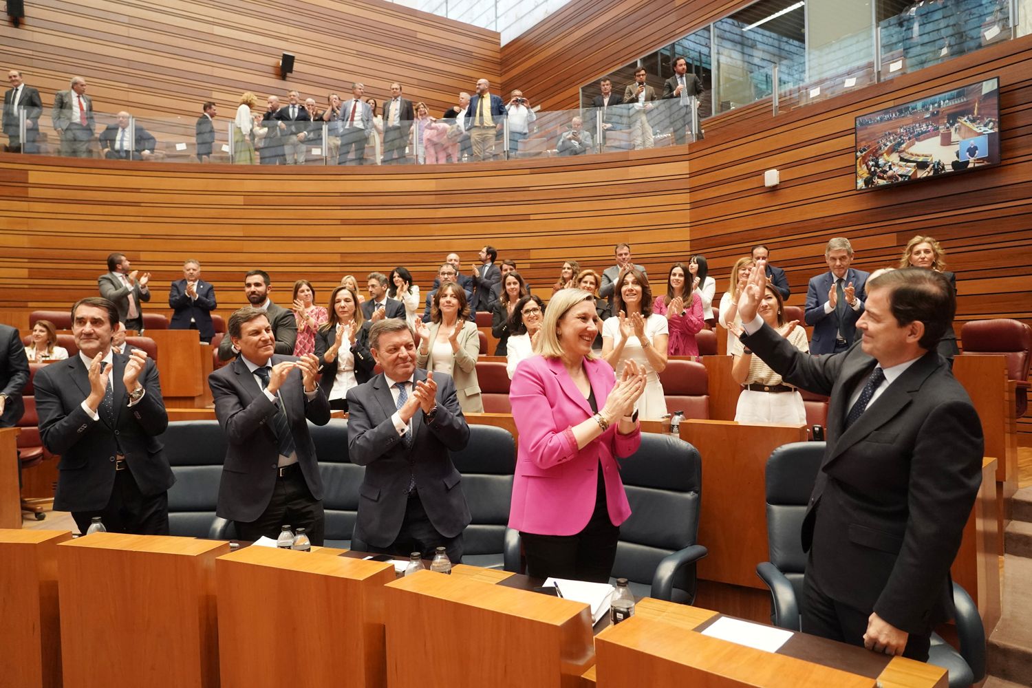 Rubén Cacho / ICAL. El candidato a la Presidencia de la Junta de Castilla y León, Alfonso Fernández Mañueco, sale del hemiciclo tras ser investido presidente (2) Rubén Cacho / ICAL. El candidato a la Presidencia de la Junta de Castilla y León, Alfonso Fernández Mañueco, sale del hemiciclo tras ser investido presidente (2)