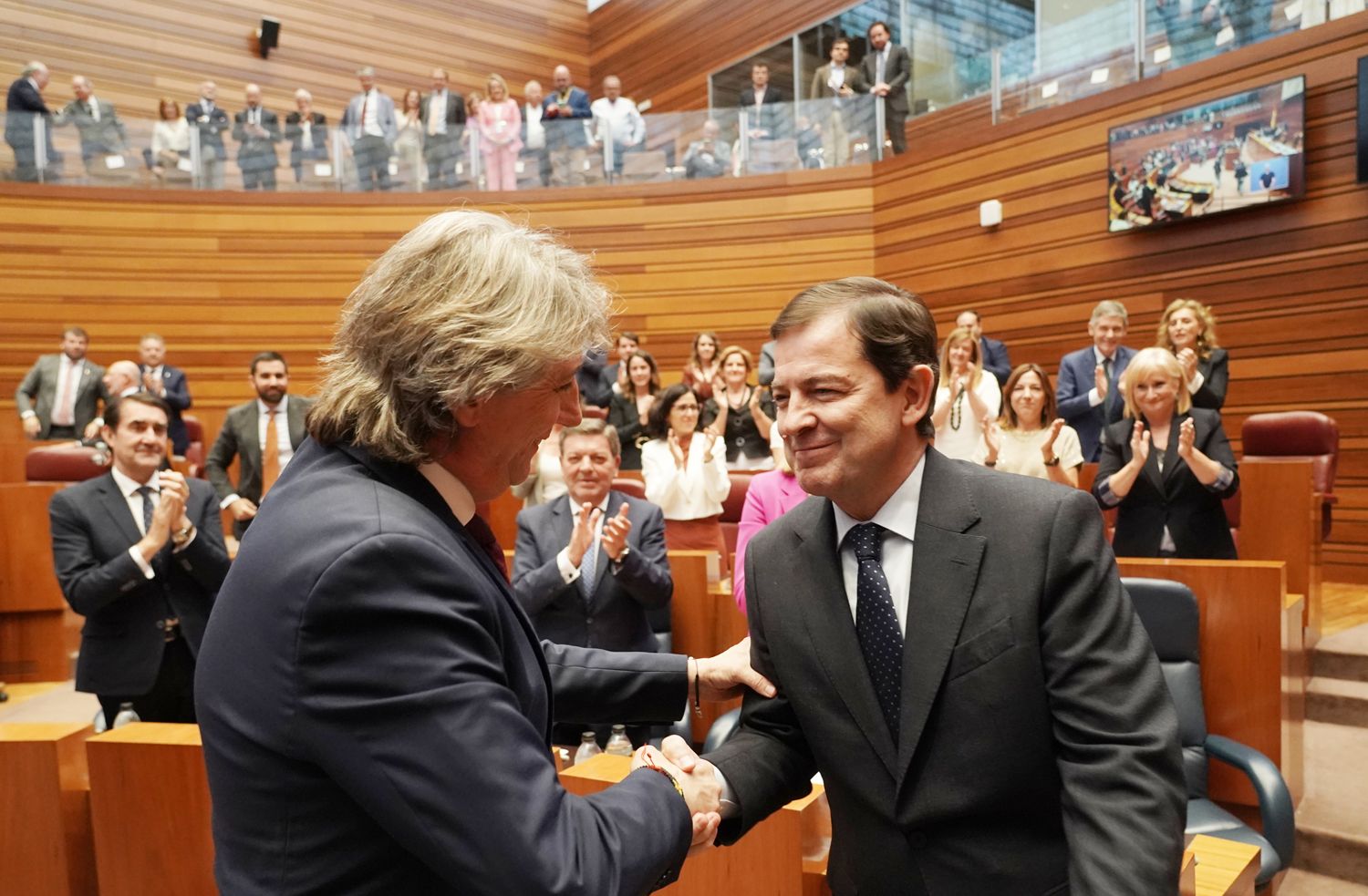 Rubén Cacho / ICAL. El portavoz del Grupo Socialista, Carlos Martínez (I), felicita al candidato a la Presidencia de la Junta de Castilla y León, Alfonso Fernández Mañueco (D), tras ser investido presidente Rubén Cacho / ICAL. El portavoz del Grupo Socialista, Carlos Martínez (I), felicita al candidato a la Presidencia de la Junta de Castilla y León, Alfonso Fernández Mañueco (D), tras ser investido presidente