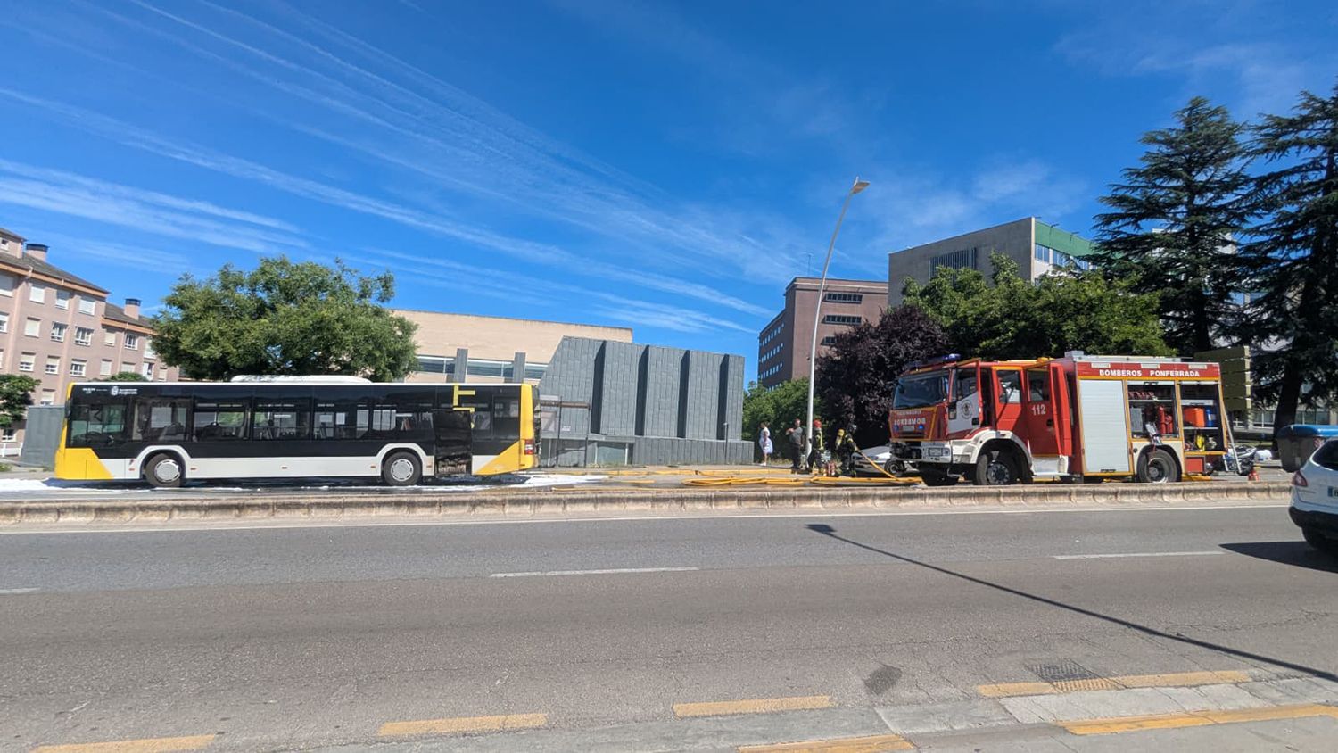 Autobús incendiado frente al Campus de Ponferrada Autobús incendiado frente al Campus de Ponferrada