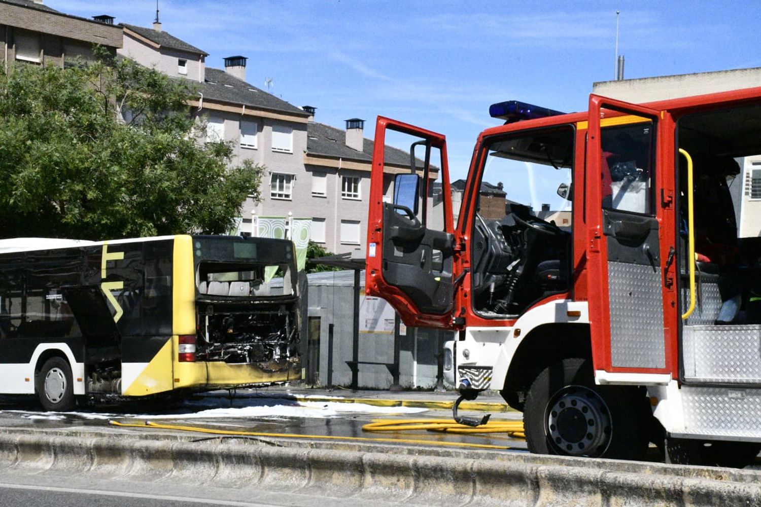 Autobús incendiado frente al Campus de Ponferrada (2) Autobús incendiado frente al Campus de Ponferrada (2)